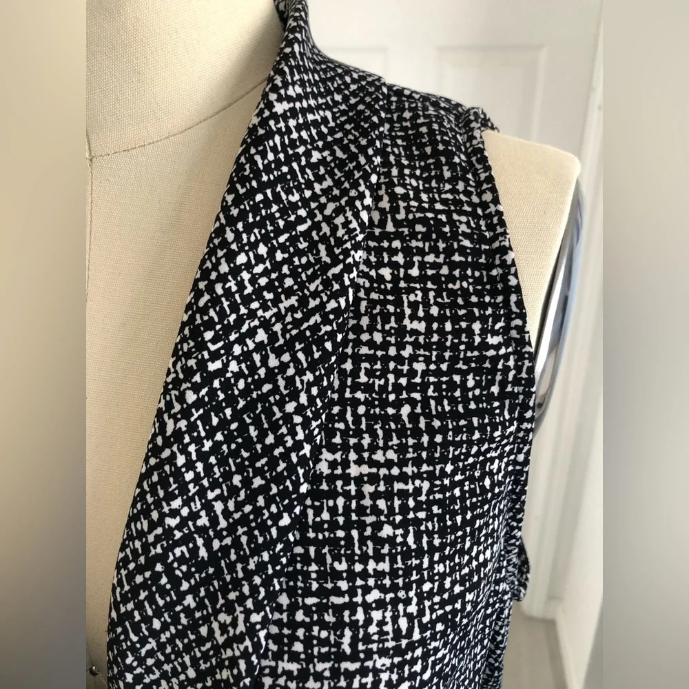 WhiteHouseBlackmarket short sleeve top. - Picture 3 of 14